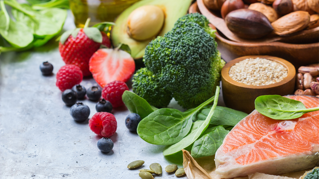 Ant stalo avokadas, špinatai, upėtakis, uogos ir kiti produktai