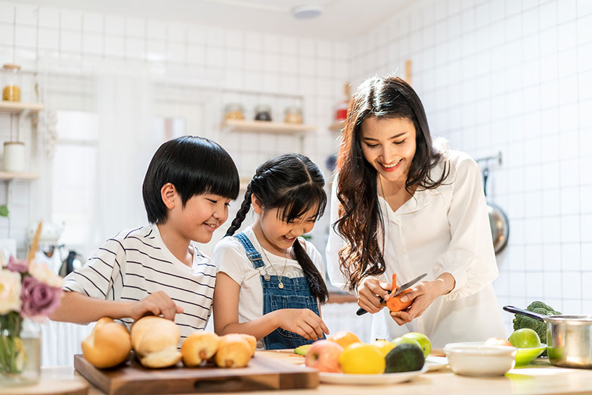 Азиатская семья готовит на кухне