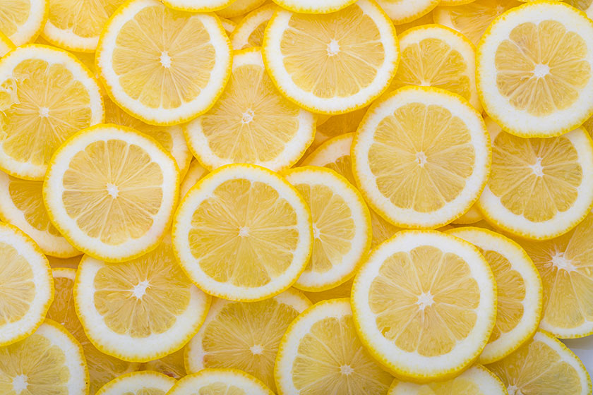 Пластики лимона сложены друг на друга