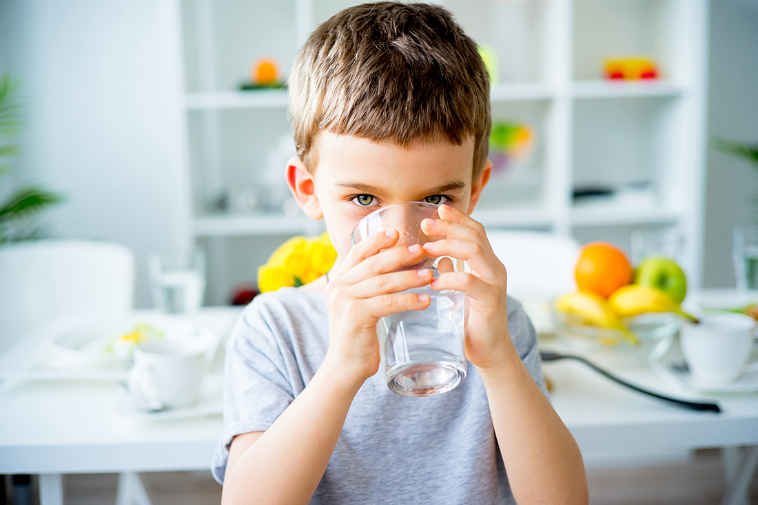 мальчик пьет воду из стакана