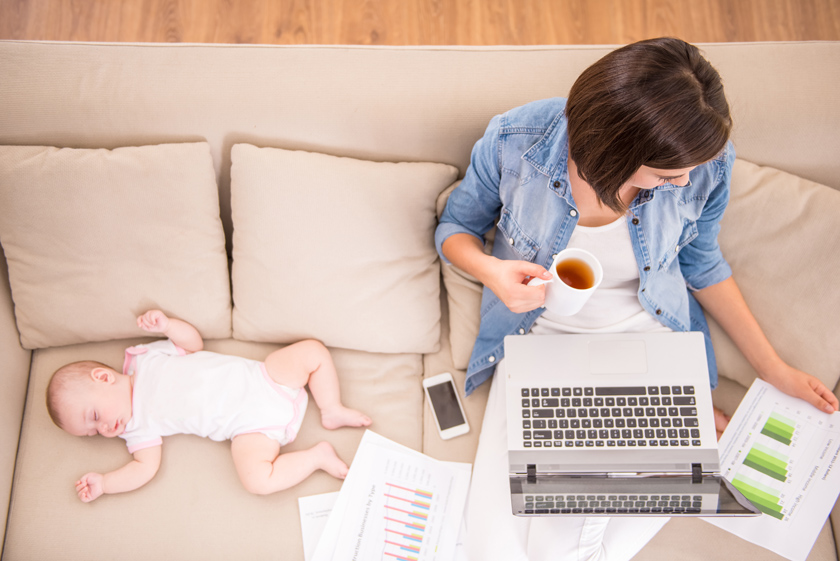 Женщина пьет чай, работает, а рядом лежит ребенок